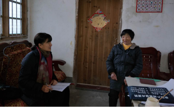 7曹静波（左）在走访村里的贫困户.png
